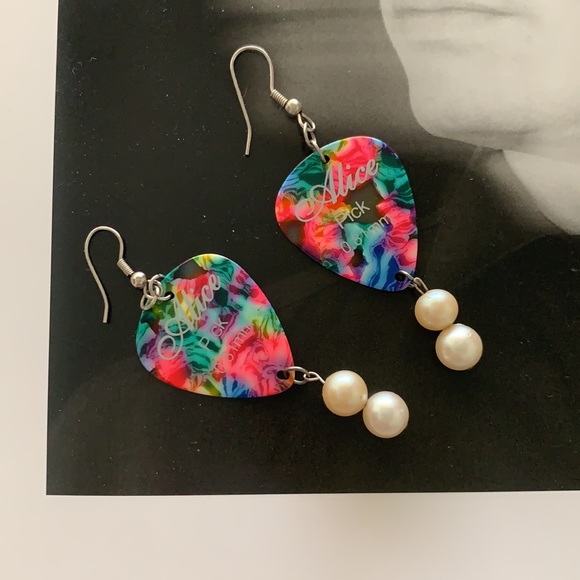 ALICE GUITAR PICKS x FAUX PEARLS EARRINGS